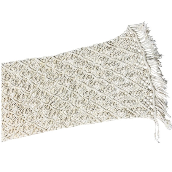 VINTAGE ARTISTIC ACCENTS Crochet Table Runner - Picture 3 of 8